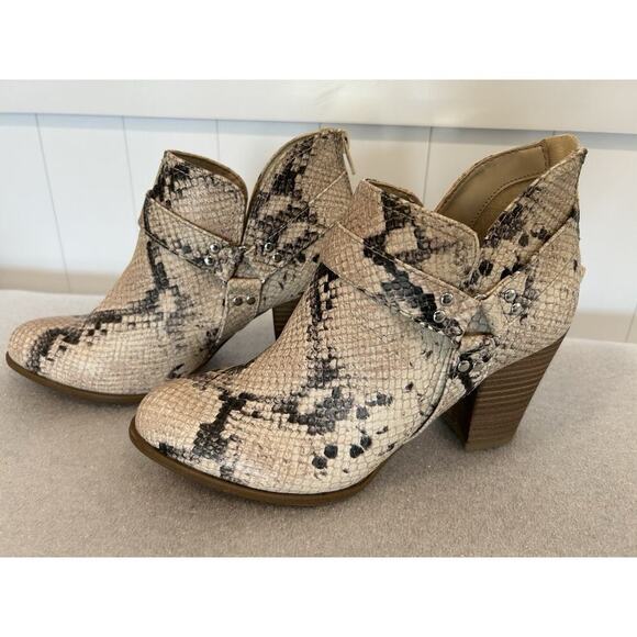 Fergalicious by Fergie Womens Chucky Snakeskin Ankle Boots Size 7.5M Block Heel - Picture 2 of 7